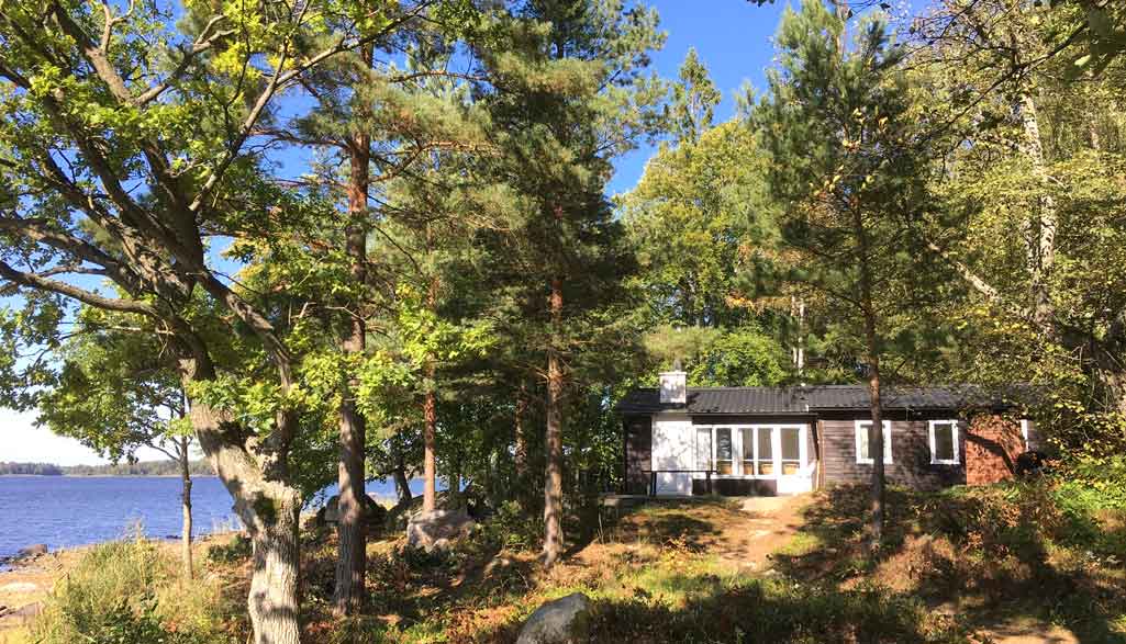Hyr stuga i Småland vid sjö i Åsnens Nationalpark, naturnära boende med skog, vatten och lugn omgivning.